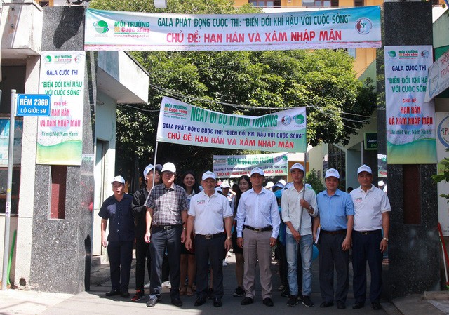 Khởi động cuộc thi ‘Biến đổi khí hậu với cuộc sống’ tại TPHCM Hưởng ứng cùng cuộc thi "Biến đổi khí hậu với cuộc sống", các đại biểu đã tham gia "Ngày đi bộ vì môi trường.