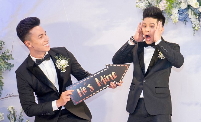 Johny Huy Trần và bạn đời đồng giới rơi nước mắt trong ngày cưới Johny Huy Trần và bạn đời đồng giới rơi nước mắt trong ngày cưới