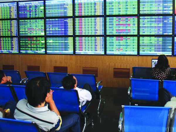 VN- Index tái lập mốc 1000 điểm, chứng khoán sẽ lên “đỉnh” mới? TTCK Việt Nam vừa đi qua một quãng dài u ám giảm manh nhất thế giới