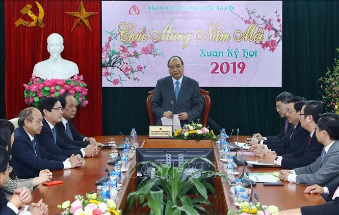 Thủ tướng 'xông đất' Ngân hàng Chính sách đầu năm mới Nhân dịp đầu xuân, Thủ tướng đã đến thăm và tặng quà NHCS, đơn vị có sứ mệnh phục vụ người nghèo