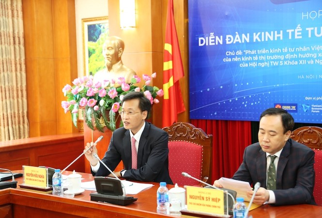 Diễn đàn Kinh tế tư nhân: 2500 doanh nghiệp cùng hiến kế bứt phá Diễn đàn kinh tế tư nhân 2019 do Chính phủ và Ban kinh tế Trung ương đồng chủ trì nhằm tìm ra các giải pháp để kinh tế tư nhân bứt phá (ảnh: đại diện lãnh đạo Ban kinh tế và Văn phòng Chính phủ tại buổi họp báo)