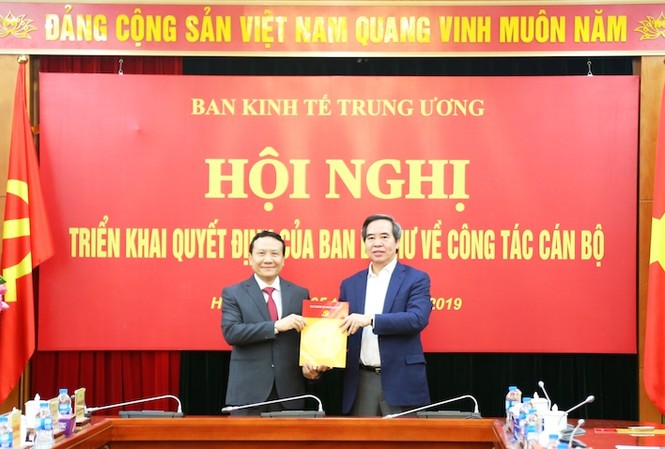 Phó Giám đốc Đại học Quốc gia làm Phó Ban kinh tế TW Uỷ viên Bộ chính trị, Trưởng ban kinh tế TW ông Nguyễn Văn Bình trao quyết định cho ông Nguyễn Hồng Sơn, nguyên phó GĐ ĐH Quốc gia giữ chức Phó Trưởng ban kinh tế từ ngày 4/4/2019.