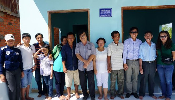 Mừng ông Huỳnh Văn Nén có nhà mới Gia đình ông Huỳnh Văn Nén, các phóng viên báo Tiền Phong cùng đồng nghiệp trước cửa căn nhà đang được hoàn thiện.