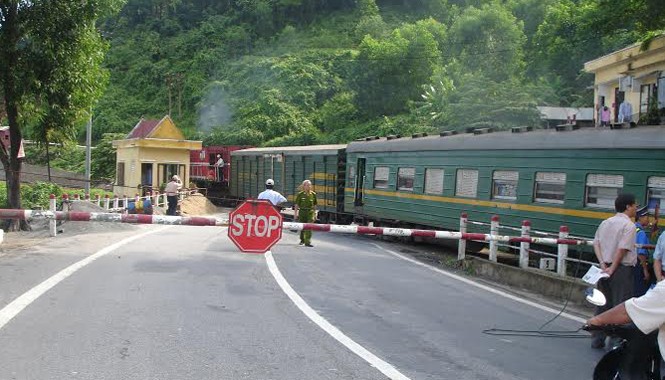 Tổng Giám đốc Đường sắt Hà Nội: 'Tôi rất sốc và khổ sở' Trong lịch sử, đường sắt không ít lần mua đầu tàu, toa tàu cũ (trong ảnh là một đoàn tàu cũ). Ảnh: Đình Thắng.
