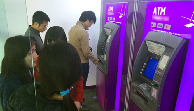 ATM, Internet Banking đua 'xin lỗi' vì quá tải Nhiều ATM ngừng hoạt động khiến khách hàng phải đứng chờ hàng chục phút mới rút được tiền.