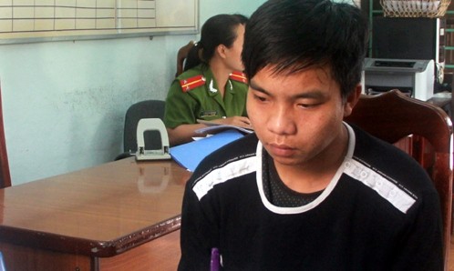 Xông vào tiệm tạp hóa giật hàng trăm thẻ cào Tùng tại cơ quan công an. Ảnh. Tiến Hùng.