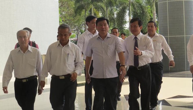 Bí thư Thăng đề nghị ĐH Tôn Đức Thắng điều gì? Bí thư Đinh La Thăng tham quan trường Đại học Tôn Đức Thắng.