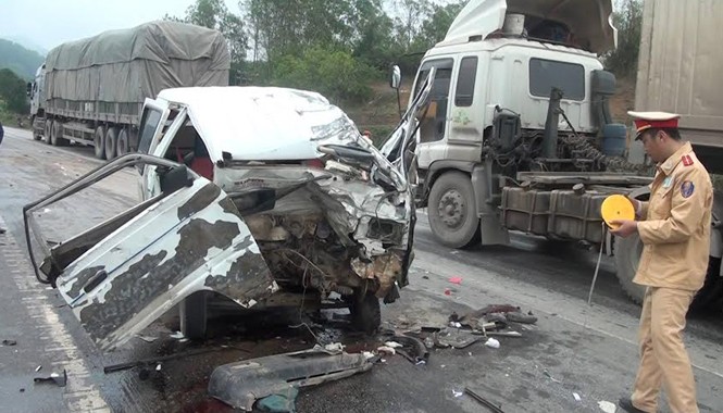 Tai nạn thảm khốc, thiếp mời cưới văng tung tóe Sau cú va chạm, xe Suzuki nát bét. Ảnh: Ngọc Anh.