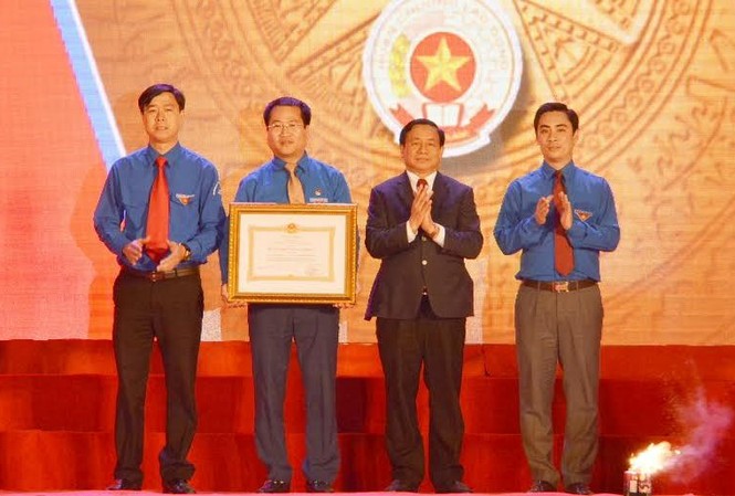 Tỉnh Đoàn Hà Tĩnh đón nhận Huân chương Lao động hạng Nhất Uỷ viên BCH TƯ Đảng - Bí thư Tỉnh ủy - Chủ tịch UBND tỉnh Lê Đình Sơn trao tặng Huân chương Lao động hạng Nhất cho Tỉnh Đoàn Hà Tĩnh.