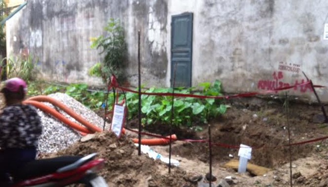 Phát hiện một quả đạn pháo ngay trong khu phố Hiện trường nơi công nhân phát hiện quả bom