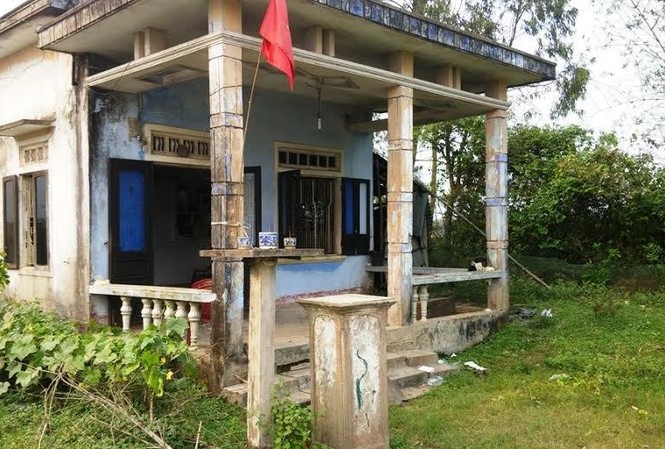 Kinh hoàng phát hiện mẹ chết, con nguy kịch giữa vũng máu Ngôi nhà nơi xảy ra sự việc kinh hoàng làm một người chết với thi thể biến dạng, một người nguy kịch do mất máu. Ảnh: Ngọc Văn.