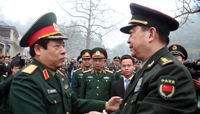 Giao lưu hữu nghị Quân đội Việt- Trung kết thúc tốt đẹp Bộ trưởng quốc phòng Trung Quốc (bìa trái) tiễn đoàn cấp cao quân đội VN tại cửa khẩu Hữu Nghị. Ảnh: Đình Quang.