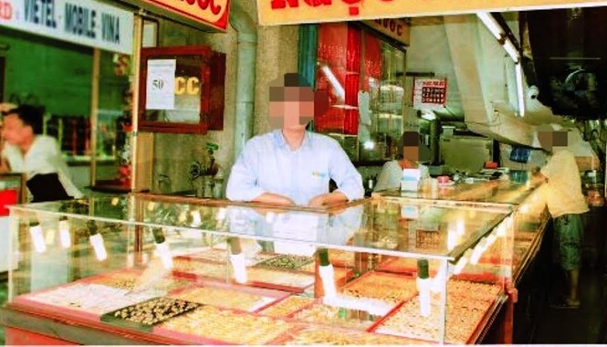 Kẻ nghiện canh trước tiệm vàng cướp dây chuyền Dũng canh chờ khách hàng mua vàng từ tiệm kim hoàn trở ra để cướp giật dây chuyền.