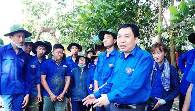 Bí thư T.Ư Đoàn động viên thanh niên tình nguyện tại TT-Huế Anh Nguyễn Mạnh Dũng dặn dò các đội hình tình nguyện chấp hành tốt ý thức kỷ luật khi tham gia công tác tình nguyện hè.