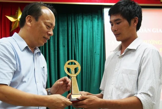 Chủ tịch nước tặng Huân chương Dũng cảm cho tài xế Phan Văn Bắc Trước đó, tài xế xe tải Phan Văn Bắc được trao cúp “Vô lăng vàng”.
