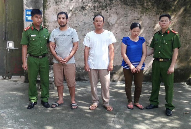 Bắt giữ vợ chồng ghi lô đề với số tiền lớn trước khu công nghiệp Ba đối tượng tại cơ quan điều tra.