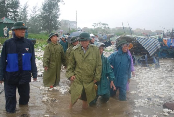 Bí thư Tỉnh ủy Quảng Bình lội lũ cứu dân Bí thư Tỉnh ủy Quảng Bình lội lũ cứu dân