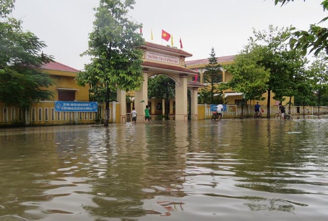 Tất cả trường học ở Quảng Bình ngập nước, 3 học sinh mất tích Đến 17h ngày 15/10, một số trường học ở trung tâm thành phố Đồng Hới vẫn còn ngập trong nước.