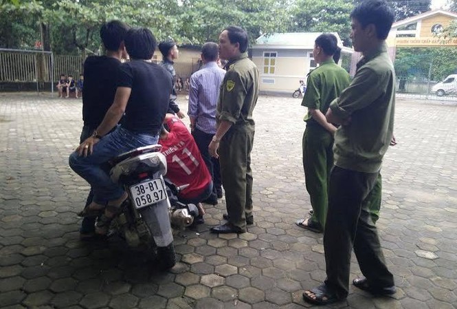 Xông vào trường học, đập vỡ cửa kính, dọa bắn bảo vệ Công an có mặt tại hiện trường để xử lý vụ việc.