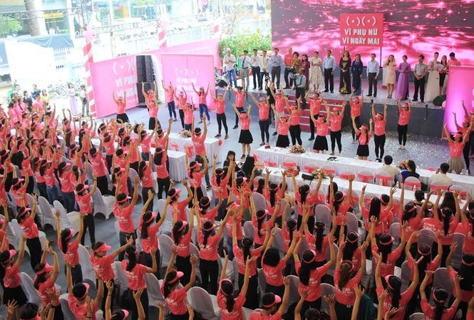 TP. HCM: Bộ Y tế phát động chiến dịch Tầm soát ung thư vú Nhảy flashmob cổ động cho chiến dịch.