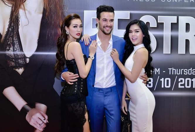 Tài tử Hong Kong mừng Khánh My ra MV ca nhạc Khánh My và người mẫu Ngọc Trinh.