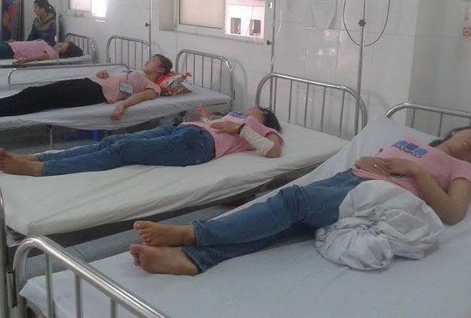 Hàng loạt công nhân may mặc ngất xỉu nghi do ngạt khí Công nhân của công ty TNHH MTV Panko Tam Thăng điều trị tại bệnh viện đa khoa Minh Thiện.