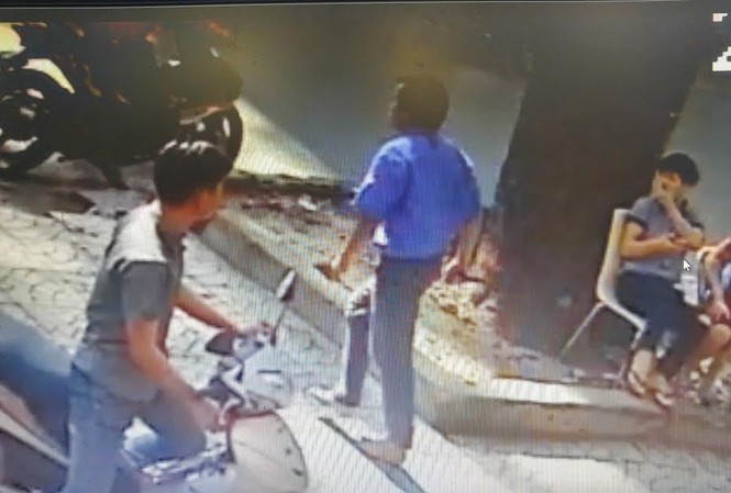 Tài xế xe buýt rút dao đâm người giữa Sài Gòn Tài xế xe buýt cầm dao rượt đuổi anh Hưng. Ảnh cắt từ camera nhà dân.