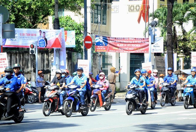 Tuyên truyền, xử lý vi phạm nồng độ cồn khi tham gia giao thông Các đội hình thanh niên tình nguyện, phản ứng nhanh các quận, huyện Đoàn trên địa bàn TPHCM cùng lực lượng CSGT thực hiện công tác tuyên truyền, phổ biến quy định an toàn khi tham gia giao thông trên đường.