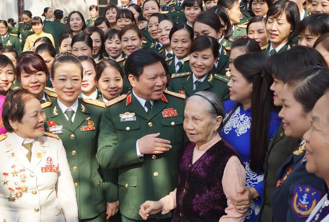 Xây dựng phụ nữ quân đội “4 tốt” Lãnh đạo Quân ủy T.Ư, Bộ Quốc phòng, Hội LHPN Việt Nam trò chuyện với các đại biểu về dự đại hội.