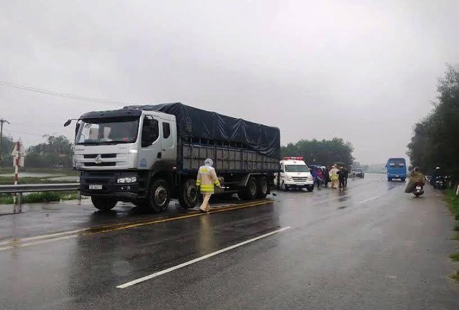 Xe máy đối đầu xe tải, một người tử vong Hiện trường vụ tai nạn.