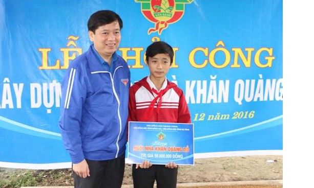 Những ngôi nhà Khăn Quàng đỏ Bí thư T.Ư Đoàn, Chủ tịch Hội đồng Đội T.Ư Nguyễn Long Hải trao biểu trưng tặng ngôi nhà trị giá 50 triệu đồng cho em Nguyễn Thành Đạt.