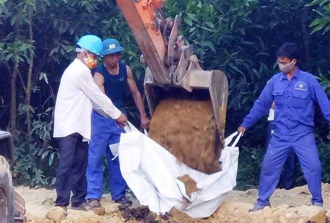 Giám đốc Sở TN&MT Hà Tĩnh “đá” trách nhiệm khi bị chất vấn? Chất thải do Formosa đưa ra ngoài chôn lấp trên địa bàn TX Kỳ Anh được báo chí phát hiện vào tháng 7/2016.