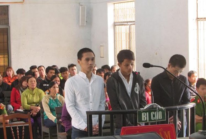 28 năm tù cho vụ ẩu đả vì giành trả tiền thịt chó Các bị cáo trước vành móng ngựa.