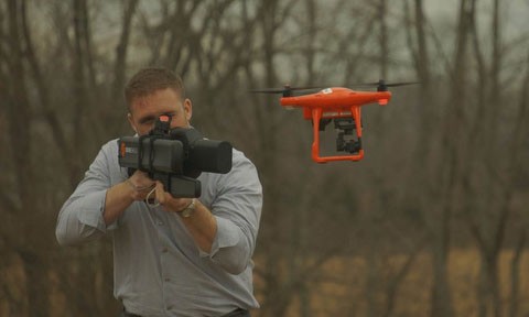 Công nghệ quân sự bí mật giúp bảo vệ lễ nhậm chức của Trump Súng bắn sóng radio của DroneShield. Ảnh: NBC News.