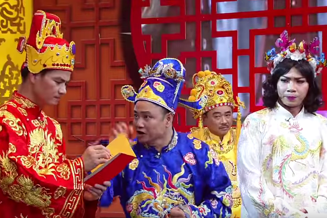 Phân cảnh kê khai tài sản bị cắt trong Táo quân 2017 Tự Long kê khai tài sản trong sự giám sát của Nam Tào Xuân Bắc và Bắc Đẩu Công Lý.