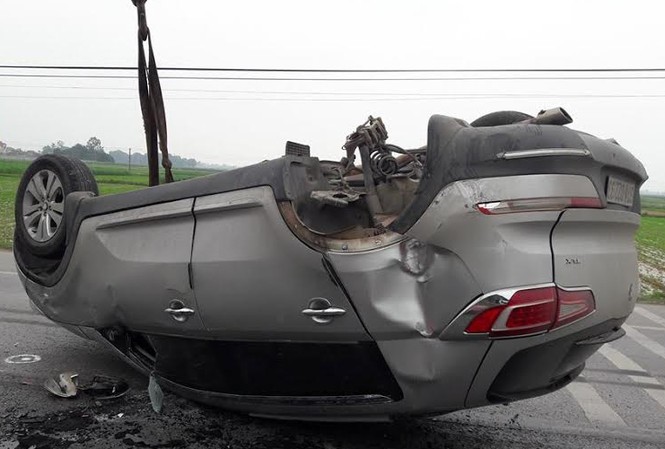 Xe KIA phơi bụng giữa quốc lộ 1A Một chiếc bánh của xe BMW bị văng ra giữa đường.