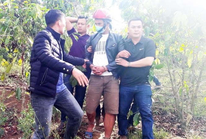Giết người, chôn xác phi tang trong vườn cà phê Dẫn giải nghi can đến nơi chôn xác phi tang.