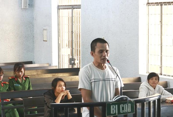 'Yêu râu xanh' cưỡng bức con tới có thai lĩnh 19 năm tù Bị cáo Tuấn trước vành móng ngựa.