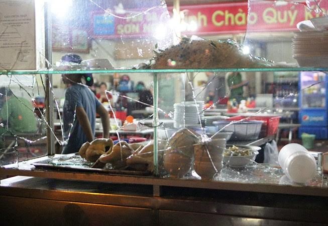 Lộ diện nhóm giang hồ chém công an và bảo vệ dân phố Hiện trường quán cháo gà trên đường Phan Xích Long bị nhóm giang hồ đập phá.