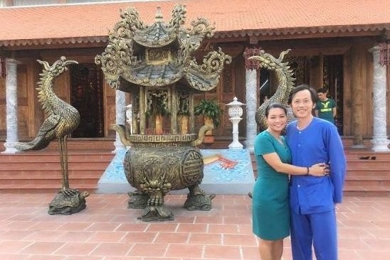 Hoài Linh lấy tên Trường Giang, Chí Tài, Mr Đàm...đặt tên cho cá Ngọc Huyền tới thăm nhà thờ tổ do Hoài Linh xây dựng.