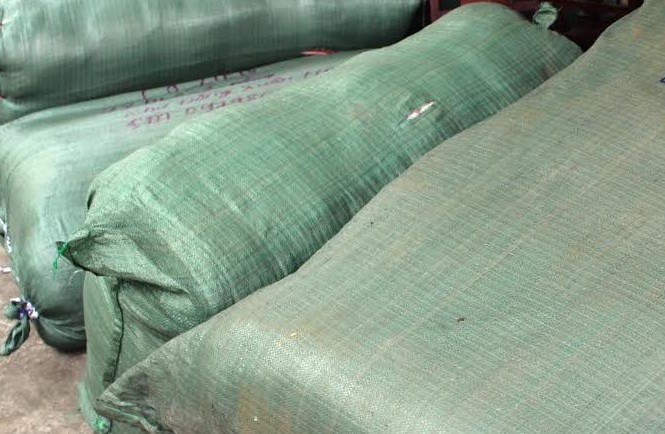 Bắt xe tải chở số lượng lớn phụ kiện xe không hóa đơn chứng từ Các bao vải vận chuyển trên xe tải không hóa đơn chứng từ vừa bị lực lượng chức năng bắt giữ.