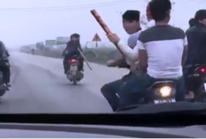 Đề nghị xử lý nhóm thanh niên Nghệ An dàn hàng, đánh võng trên quốc lộ 1A Nhóm thanh niên lạng lách, cản ô tô lưu thông trên QL 1A.