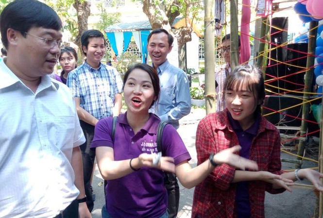 Bí thư thứ nhất T.Ư Đoàn thăm đại học Khoa học Huế Anh Lê Quốc Phong tham quan gian hàng, khu cắm trại và trò chuyện cùng sinh viên Đại học Khoa học Huế.