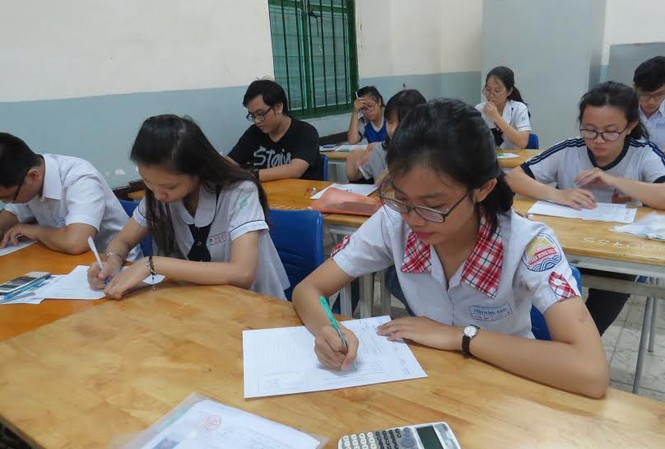 TPHCM huy động 10.000 cán bộ phục vụ kỳ thi THPT Quốc gia 2017 Năm nay TPHCM dự có trên 80.000 thí sinh dự thi kỳ thi THPT quốc gia với hơn 126 điểm thi bố trí đều khắp 24 quận, huyện.