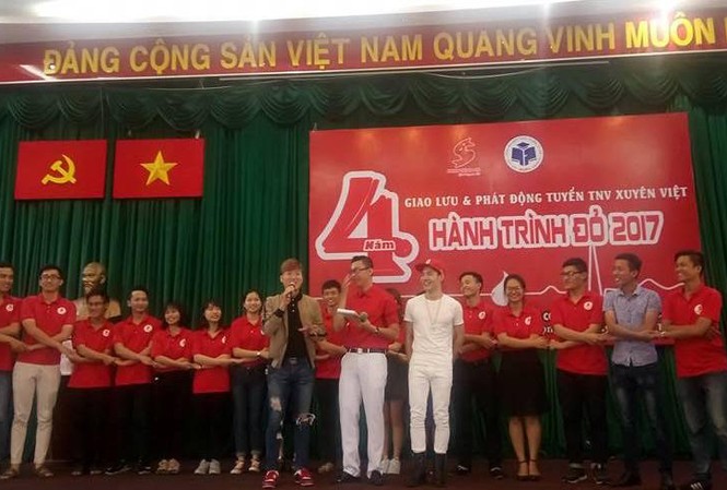 Phát động tuyển tình nguyện viên Hành trình Đỏ 2017 Ban chiến dịch Hành trình Đỏ Quốc gia giao lưu gặp mặt ứng cử viên và phát động tuyển quân Hành trình Đỏ 2017 tại TPHCM.