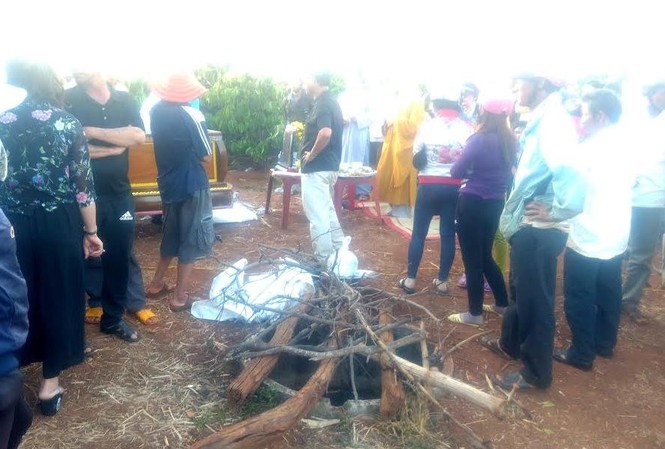 Nghi phạm sát hại vợ Chánh tòa Hình sự Gia Lai để 'quỵt nợ'? Chiếc giếng khô (che bằng cành củi gỗ), nơi tìm thấy xác nạn nhân D.