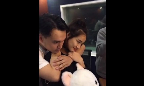 Trường Giang - Nhã Phương rạn nứt sau clip Nhã Phương ôm ấp ‘trai lạ’? Nhã Phương và nhạc sĩ Trung Quân dành cho nhau những cử chỉ âu yếm. Ảnh cắt từ clip.