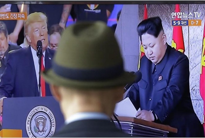 Ông Donald Trump gặp Kim Jong-un: Sự kiện đáng chú ý nhất thế kỷ 21? Giới báo chí đã tạo ra bức ảnh ghép về cuộc gặp gỡ lịch sử của ông Trump- Kim ( Ảnh:SCMP).