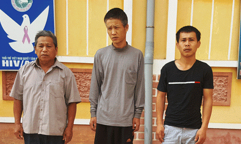 Lạng Sơn: Trả công mua giúp ma túy bằng... ma túy Các đối tượng buôn bán, tiêu thụ ma túy bị bắt tại cơ quan công an. Ảnh: Nguyễn Thái.