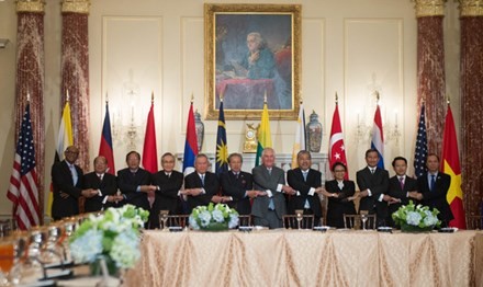 Radio Thế giới 24h: Mỹ muốn ASEAN giảm quan hệ với Triều Tiên Ngoại trưởng Mỹ và các quan chức ngoại giao ASEAN tại hội nghị đặc biệt ngày 4/5. Ảnh: BNG.